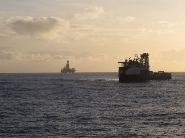 Island Constructor with a drilling rig in the background - Image by Brendan Campbell - Flickr - shared under CC BY-ND 2.0 license