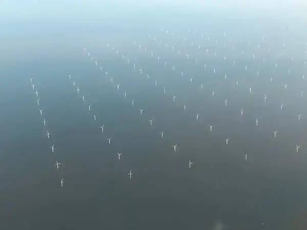  London Array Offshore Wind Farm - Credit: Bodgesoc - CC BY-SA 4.0 license
