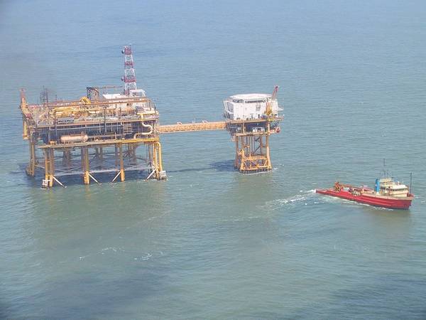 Louisiana Offshore Oil Port, Pumping Platform Complex - Credit: Edibobb - Wikimedia Commons