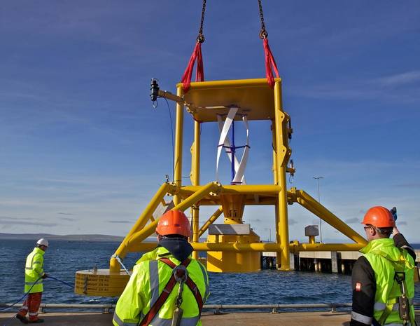 Maneuvering the Subsea Power Hub over the pier for the first system wet trial. (Photo: Nortek)