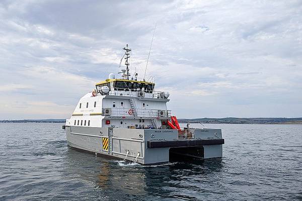 halstørklæde par Anoi Manor's New CTV Sails on First Charter