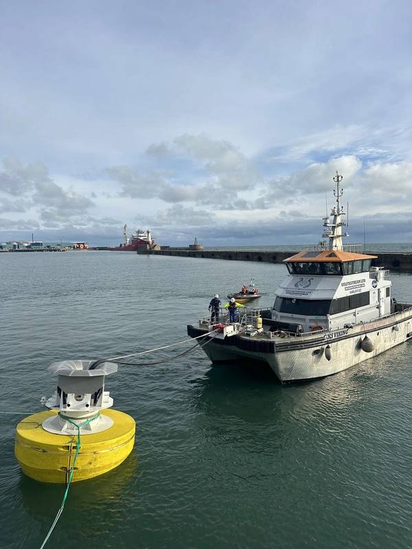 The Oasis Power Buoy transferring power to the CTV GXS Viking in Peterhead, Scotland - Credit: Oasis Marine
