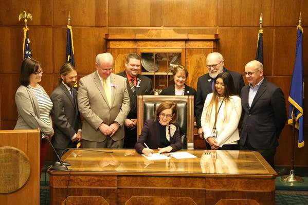 Oregon Governor Kate Brown signs Senate Bill 256 into law (Photo: office of Governor Kate Brown)