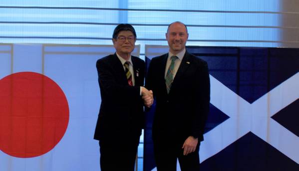 Osamu Inoue, President & COO of Sumitomo Electric (left)
Neil Gray, Scottish Cabinet Secretary for Wellbeing Economy, Fair Work and Energy (right) ©Sumitomo Electric