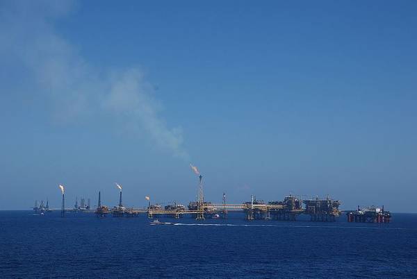 Pemex oil platforms offshore Mexico - Image by BoH/Wikimedia Commons - Under CC BY-SA 2.0 License