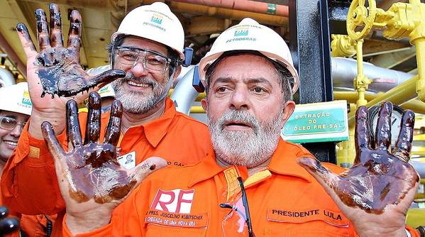 Photo from 2008 showing former President of Brazil Lula and Former Petrobras CEO Sergio Gabrielli, with oil extracted from the pre-salt layer on their hands (Credit: Wikimedia Commons)