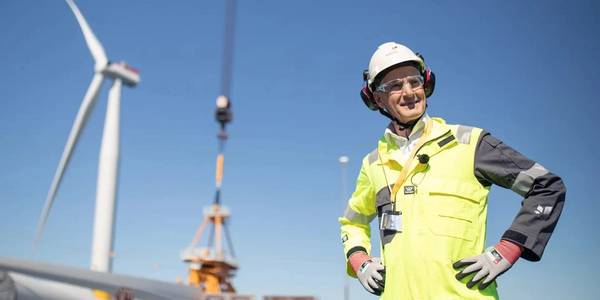 Prime minister Jonas Gahr Støre at the Hywind Tampen construction site.
(Photo: Ole Jørgen Bratland / Equinor ASA)