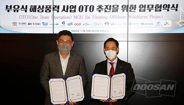 At the signing ceremony held on November 18th at SK E&C’s corporate center, Jaehyun Ahn, CEO of SK E&C(left), and Inwon Park, CEO of Doosan Heavy’s Plant EPC Business Group pose for a photo.