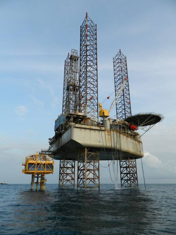 Sea Swift Platform next to a jack-up rig - Image source: Aquaterra Energy