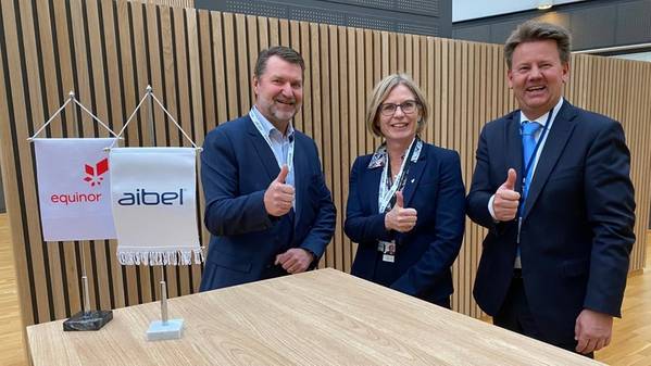 Geir Tungesvik (left), senior vice president Project Development, Mette H. Ottøy, chief procurement officer, and Mads Andersen, president and CEO of Aibel. (Photo: Kjetil Eide / Equinor ASA)