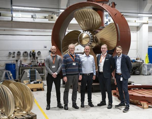 VARD and Windward at Brunvoll’s facilities in Molde. Photo: Brunvoll AS / Jørgen Eide.
From the left, Øystein Aarsæther (VARD), Arnim Von der Lieth (Windward), Bernt Rune Riksfjord (Brunvoll),
Martin Ingjerd (VARD), and Geir Larsen (Brunvoll).

