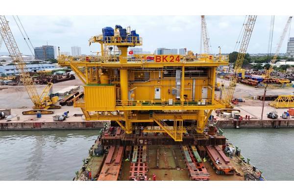 The load-out of the BK-24 platform (Credit: PetroVietnam)