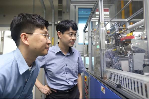 Principal Researcher Dr. Young Sang Kim (right). Image courtesy KIMM
