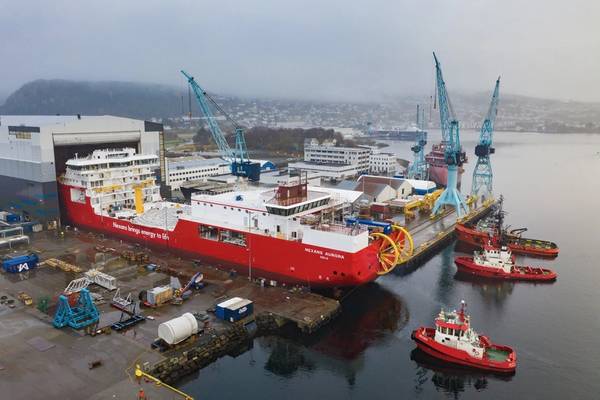 Tugs waiting, the CLV vessel Nexans Aurora getting launched. (Fotograf Hagen)