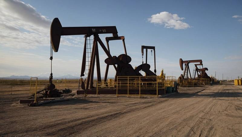 Oil prices fluctuate as markets wait for clarity on Trump's tariffs against Canada and Mexico