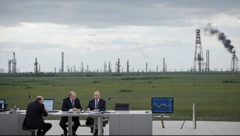 Investors monitor ceasefire talks between Russia and Ukraine to keep oil prices steady