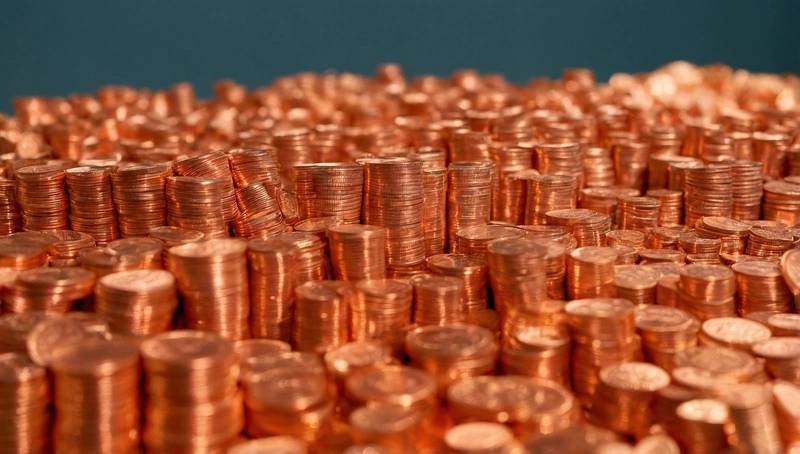London Copper prices fall as dollar firmer weighs