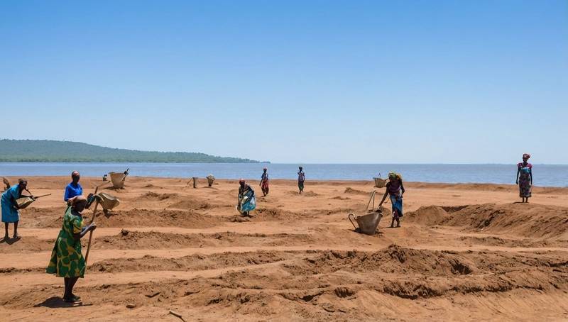 Malawi's female sandminers trapped by climate change dilemma