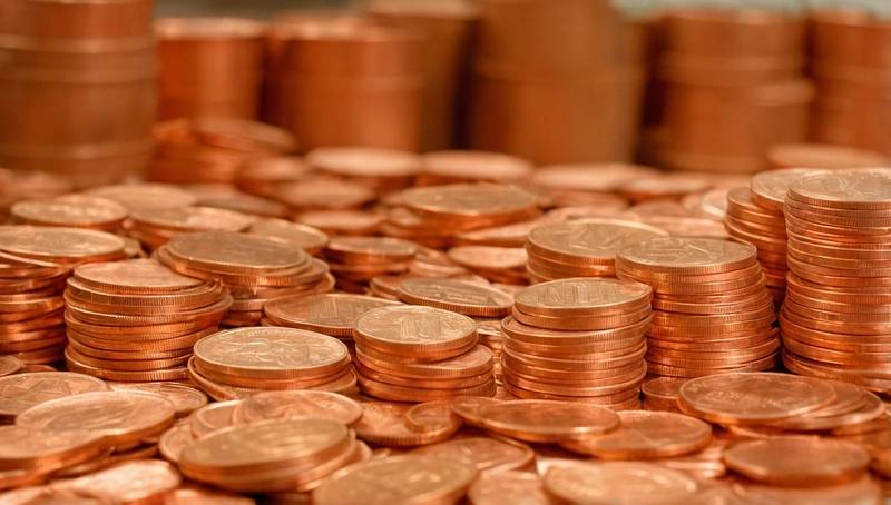 Copper trades at a low volume as the dollar edge up
