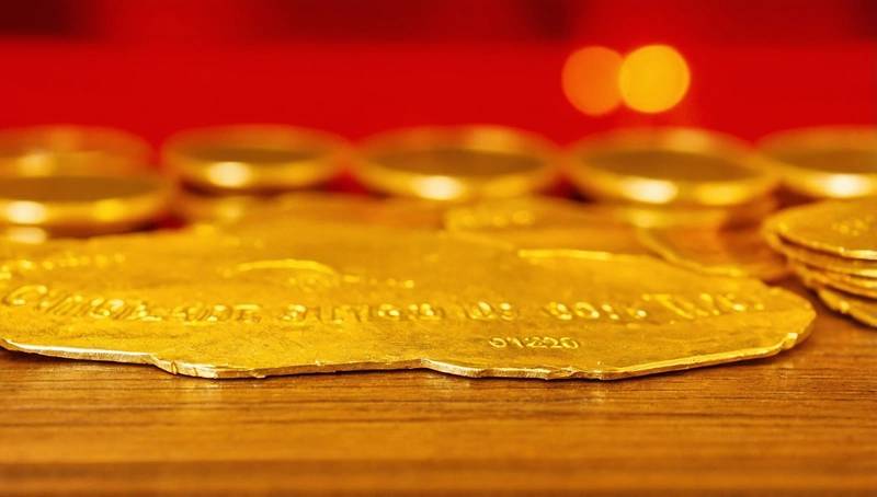 Gold falls as dollar rises on the back of positive US data, reducing rate-cut betting