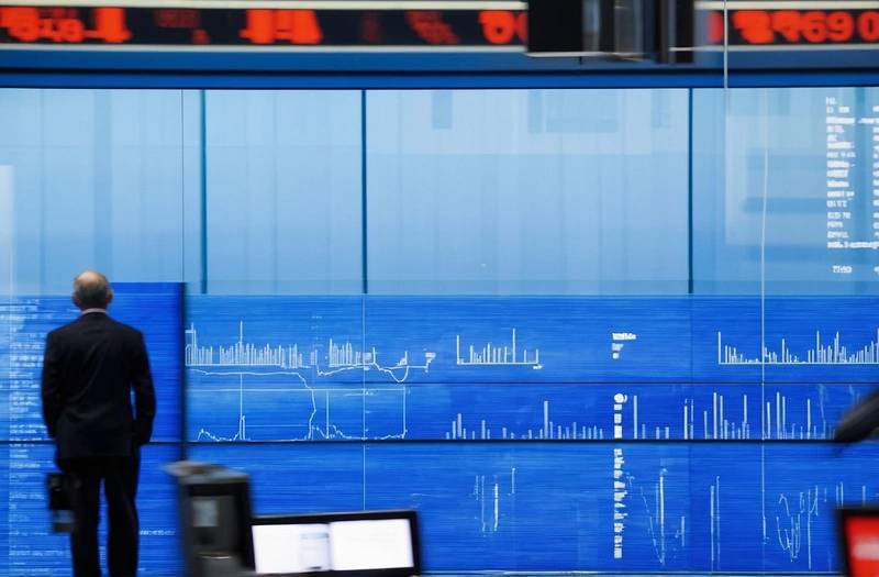 European shares fall on Fed hike bets and tech drag