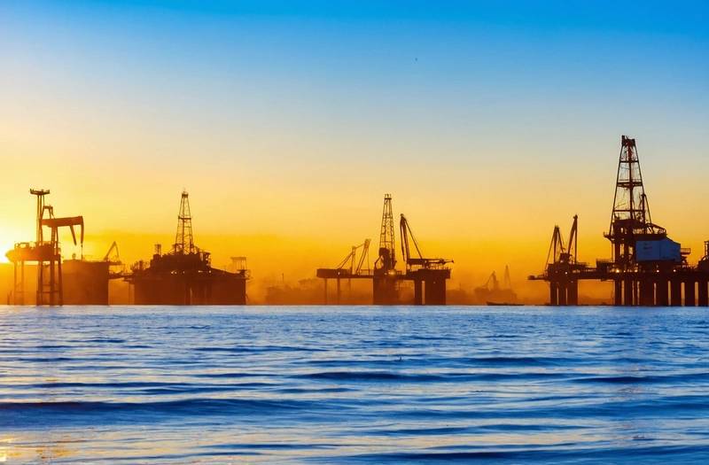 Oil slips as stocks rally, investors return to tech