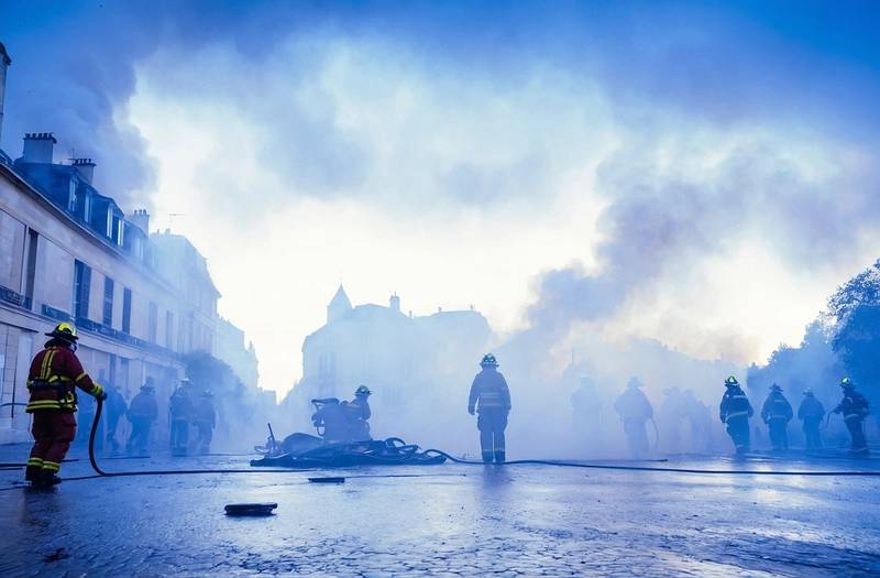 Bordeaux firefighters battle to contain the flames