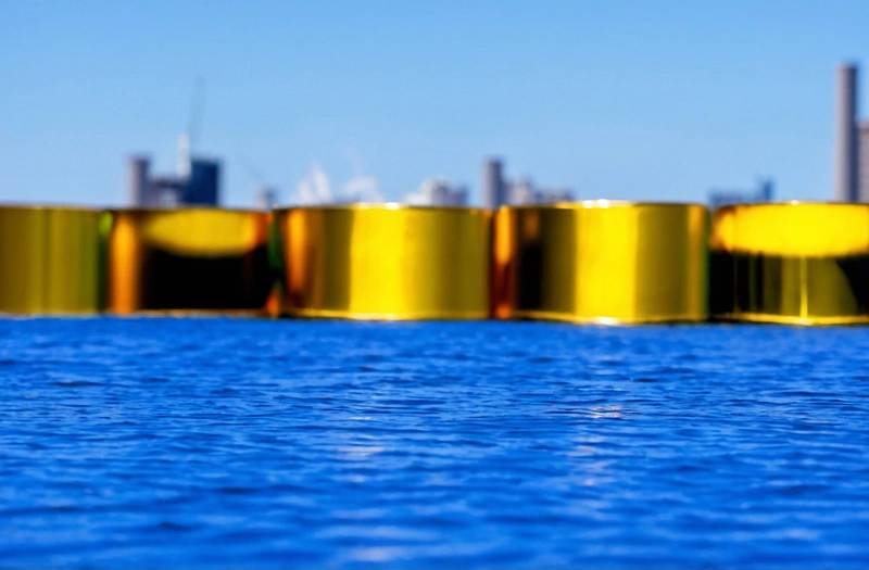 Gold falls from two-week high as oil gains; Fed meeting is in focus