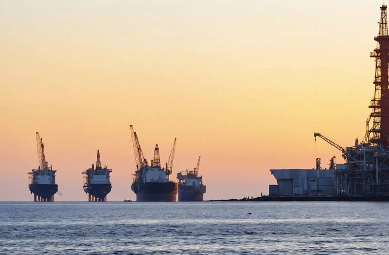 Oil prices drop as chipmakers pressure equity indexes worldwide
