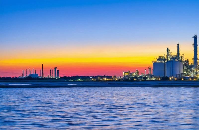 Exxon and Lyondell are among the bidders for Shell's US chemicals assets. The deal could be worth $8 billion according to FT.