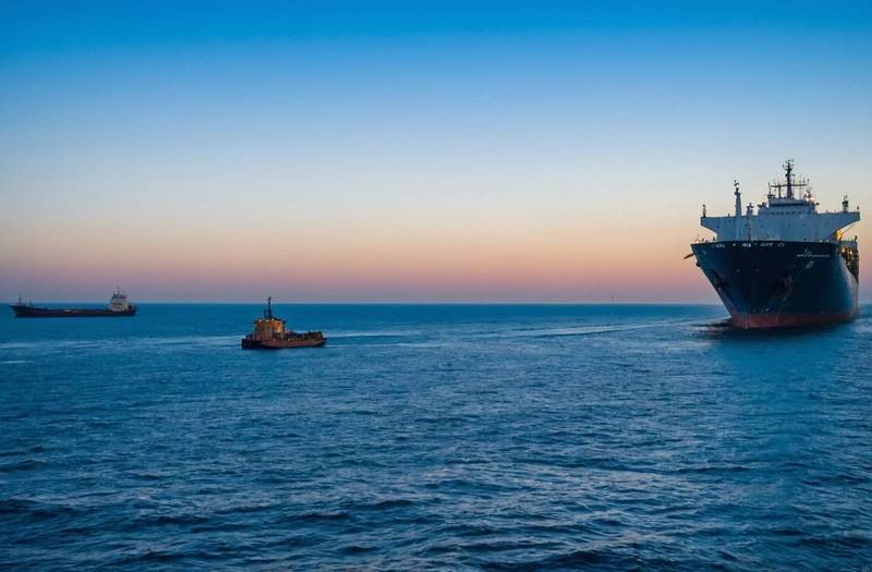 Hormuz shipping slows as US-Iran talks on peace stall and oil gains are held.