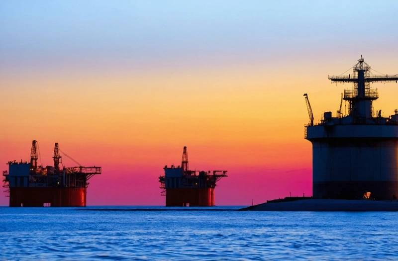 Oil gains on Iran worries; stocks fall before Friday's US employment data