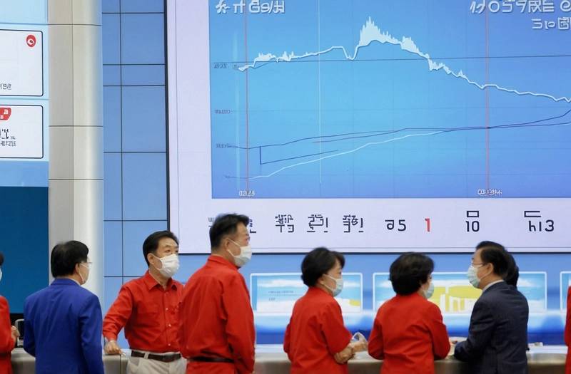 South Korean shares close at a record high for a week on AI frenzy and cheaper oil
