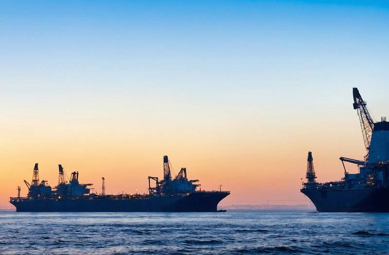 Oil prices up nearly 1% after US and Iran trade new strikes