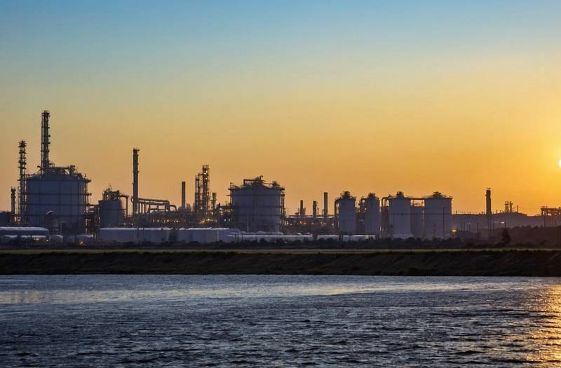 Sources say that Nigeria's Dangote plans on raising $1.5 billion through the IPO of its refinery.