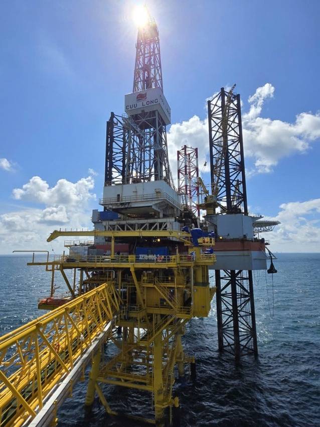 Vietsovpetro Brings BK-24 Oil Platform Online Two Months Early
