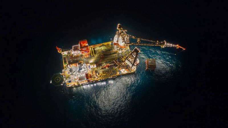 Gallery: Heerema's Sleipnir Breaks Offshore Jacket Removal Record